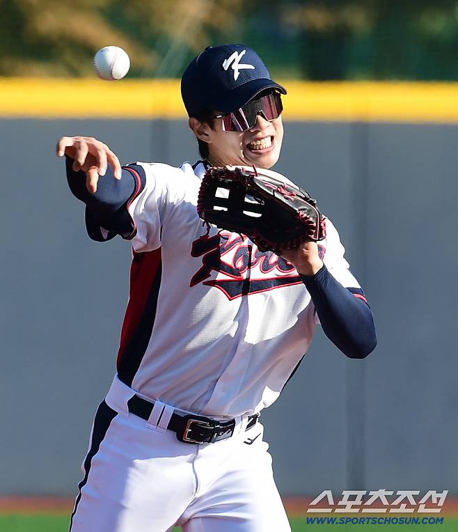 폰세의 SNS 추억. 최재훈, 문동주, 정우주... 그런데 송성문이 왜나와.