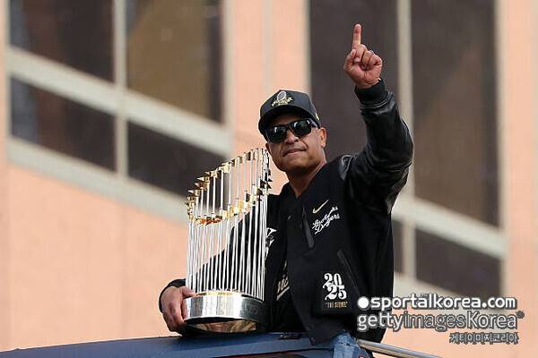 월드 시리즈 제패했는데 로버츠 이름이 없다…'다저스 상대 패배' 3팀 사령탑이 NL 올해의 감독 후보로