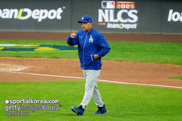 월드 시리즈 제패했는데 로버츠 이름이 없다…'다저스 상대 패배' 3팀 사령탑이 NL 올해의 감독 후보로