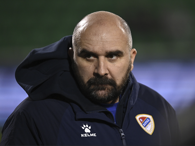 경기 중 쓰러진 감독 사망…선수들 오열 속 경기 중단