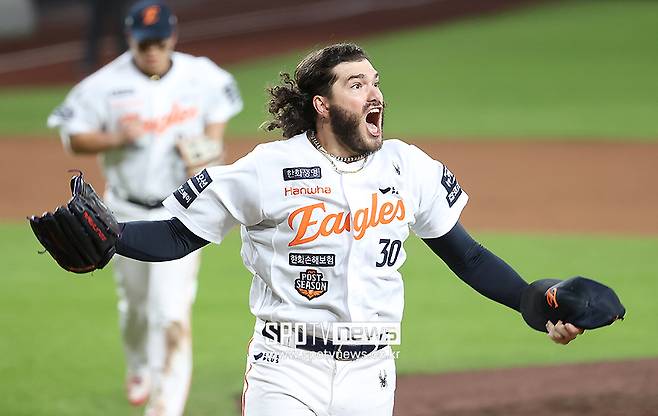 “다른 투수가 됐다” 폰세 보고 MLB는 왜 놀랐나… 몸값 치솟는다, 한국 연봉 10배 이상 찍나