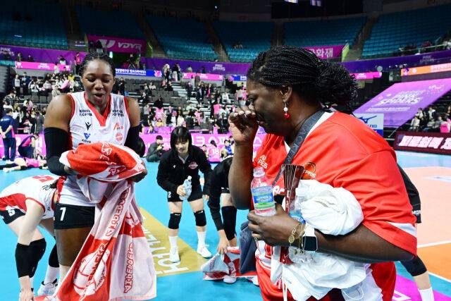 '엄마 왜 울어?'…배구 선수 출신 엄마의 눈물에 당황한 '특급 외인' [곽경훈의 현장]