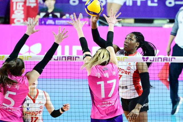 '엄마 왜 울어?'…배구 선수 출신 엄마의 눈물에 당황한 '특급 외인' [곽경훈의 현장]