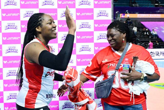 '엄마 왜 울어?'…배구 선수 출신 엄마의 눈물에 당황한 '특급 외인' [곽경훈의 현장]