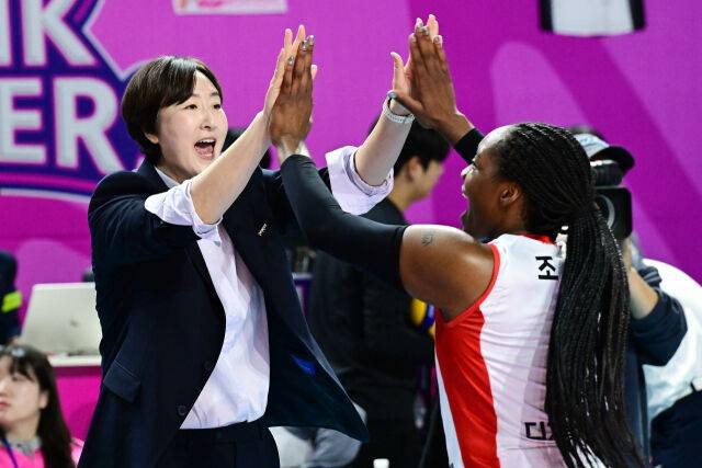 '엄마 왜 울어?'…배구 선수 출신 엄마의 눈물에 당황한 '특급 외인' [곽경훈의 현장]