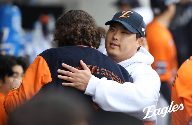 대전 홈 구장 흙 챙겼던 '괴물' 폰세, 한화 떠나 이정후랑 한솥밥 먹나