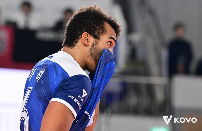 용병이 37점을 때려도 지네.. 또 범실 탓 → 감독도 할 말 잃었다