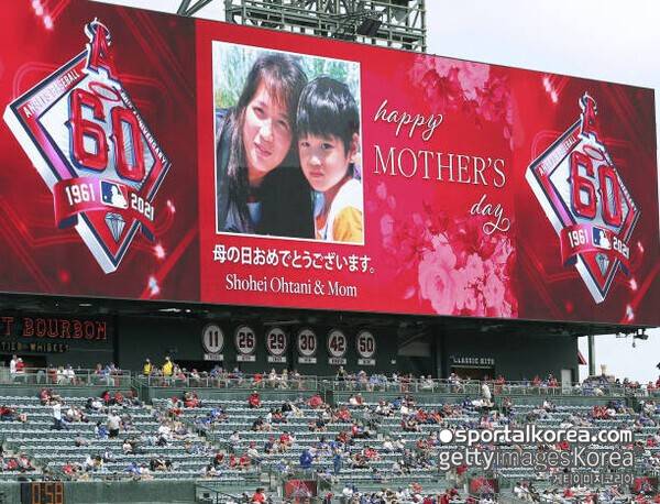 오타니, 슈퍼스타 맞아? '엄마는 아르바이트, 아내는 구형폰'…7억 달러의 사나이 가족의 믿기 힘든 검소함
