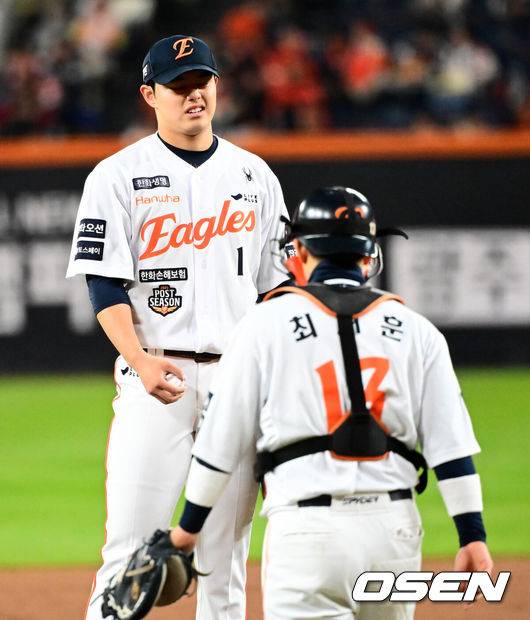 ‘충격’ 문동주 140km 미스터리 전말 밝혀졌다, 어깨 통증 참고 버티다가 그만…“지금은 괜찮습니다”