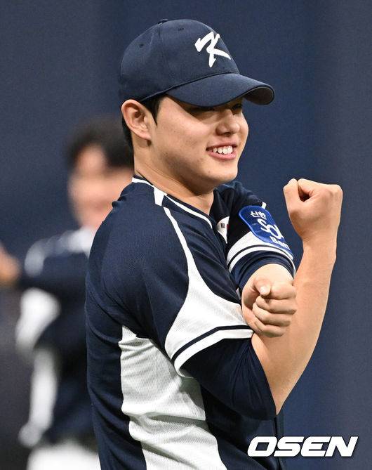 ‘충격’ 문동주 140km 미스터리 전말 밝혀졌다, 어깨 통증 참고 버티다가 그만…“지금은 괜찮습니다”