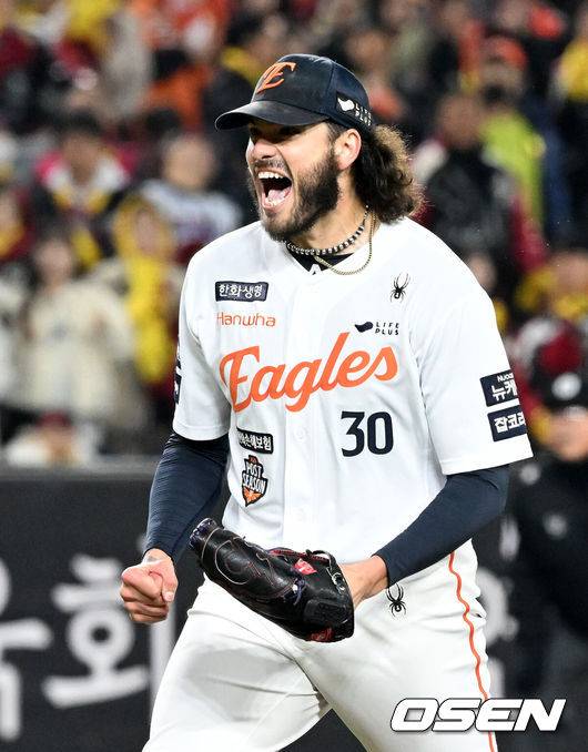 ‘FA 최대어’ 강백호 100억 꿈 접고 ML행 결단 내리나, 美 천재타자 주목한다 “제3의 포수로 메이저리그 계약 가능”