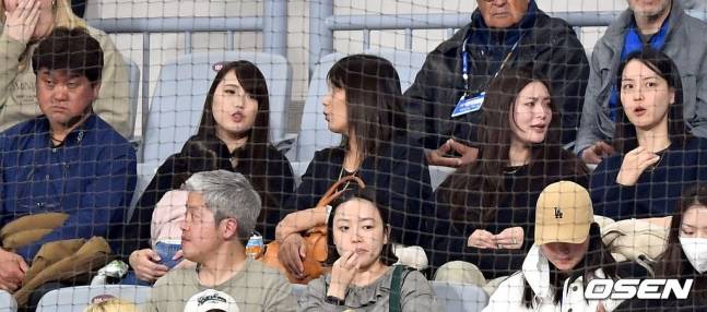 남편이 1조 버는데…오타니 아내 구형 스마트폰에, 출퇴근길 운전사 역할까지