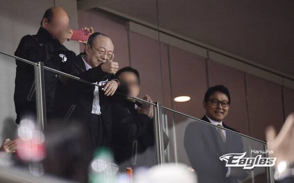 '준우승도 잘한거야' 김승연 한화 회장, 이글스 구단에 '오렌지색' 휴대전화 선물