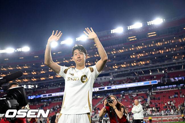 '손흥민 피눈물' 기껏 우승→UCL 진출, 토트넘은 매출 최악... ‘14만→10만 원’ 토트넘, 손흥민 없는 경기 티켓 급락