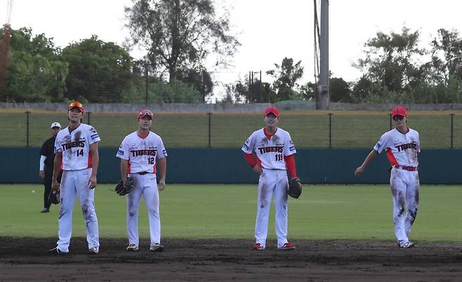 KIA 유니폼 더 챙기라고 할 때부터 알아봤다… 혹독한 수비 훈련, 이기지 못하면 1군은 없다