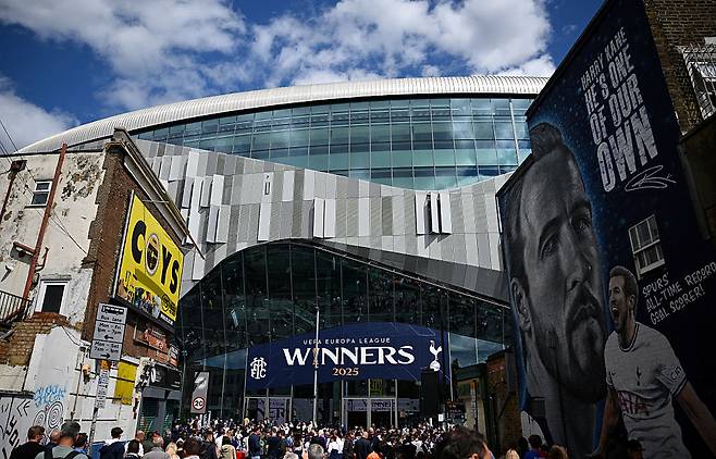 ‘바짓가랑이라도 붙잡을걸’ 토트넘 초유의 사태 벌어졌다…‘슈퍼스타’ 손흥민 떠나자 홈구장 좌석 텅텅→티켓값 인하