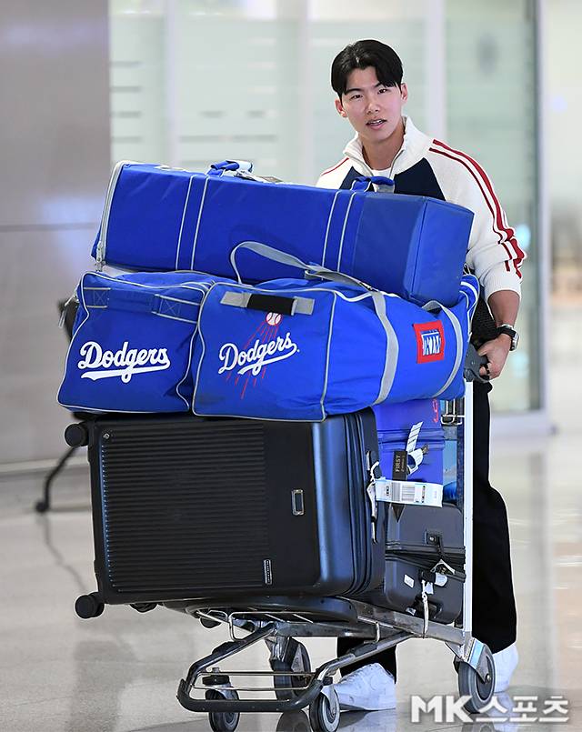 김혜성 금의환향 현장 소동… 취재진 사이 뚫고 ‘비난 현수막’ 난입에 인터뷰 중단