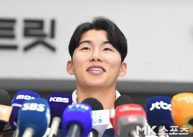 김혜성 금의환향 현장 소동… 취재진 사이 뚫고 ‘비난 현수막’ 난입에 인터뷰 중단