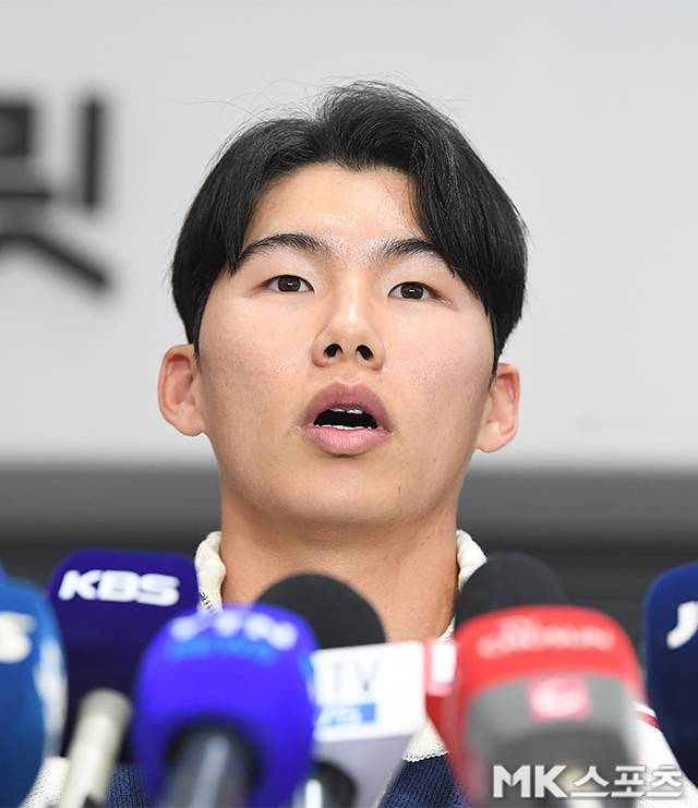 김혜성 금의환향 현장 소동… 취재진 사이 뚫고 ‘비난 현수막’ 난입에 인터뷰 중단