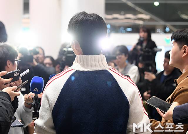 김혜성 금의환향 현장 소동… 취재진 사이 뚫고 ‘비난 현수막’ 난입에 인터뷰 중단