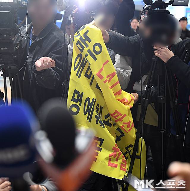 김혜성 금의환향 현장 소동… 취재진 사이 뚫고 ‘비난 현수막’ 난입에 인터뷰 중단