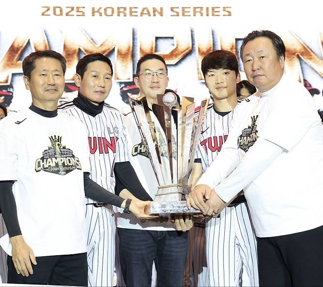 구광모 LG 회장, 한국시리즈 MVP 김현수에게 고급 시계 선물