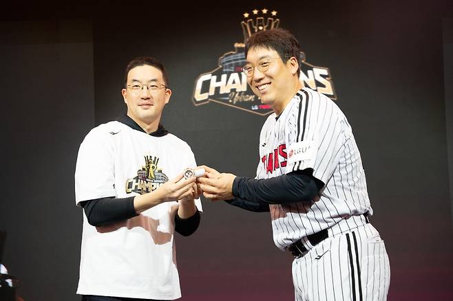 구광모 LG 회장, 한국시리즈 MVP 김현수에게 고급 시계 선물