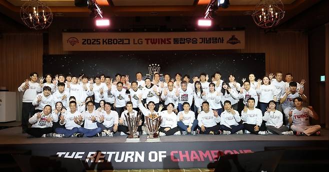 구광모 LG 회장, 한국시리즈 MVP 김현수에게 고급 시계 선물