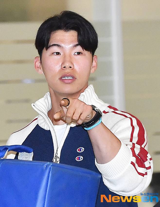 “저 분 좀 막아주세요” 굳은 김혜성..WS 챔피언 ‘금의환향’ 현장에 나타난 불청객