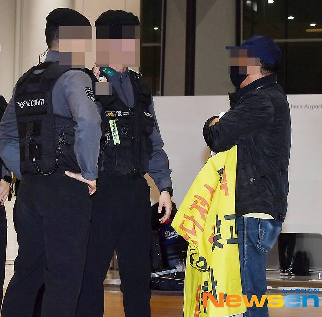 “저 분 좀 막아주세요” 굳은 김혜성..WS 챔피언 ‘금의환향’ 현장에 나타난 불청객