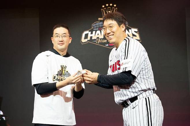 한국시리즈 MVP 김현수, 구광모 회장에게 1억 롤렉스 시계 받았다