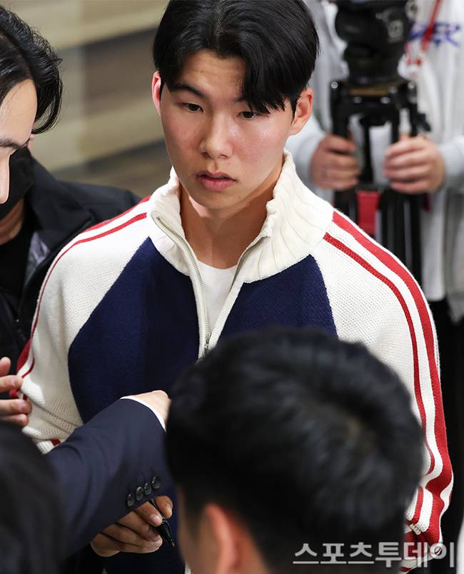 김혜성 귀국 현장서 벌어진 소란…'고척 김 선생' 현수막 시위에 인터뷰 중단