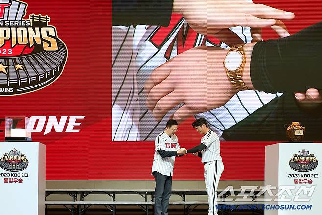 LG가 '롤렉스 폭탄'을 던졌다. KS MVP 롤렉스 고정. 다른 구단 MVP 선물도 나올까