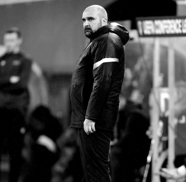 감독 '심장마비 사망' 소식에 양 팀 무릎 꿇고 '오열'... 눈물바다 된 그라운드+경기 취소