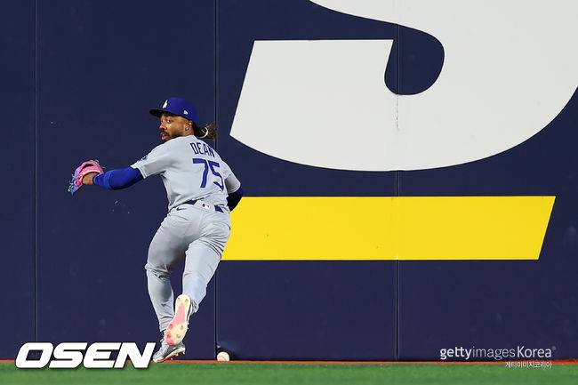 '이럴 수가' 다저스와 사사키 구했던 6차전 그 중견수, WS 우승 후 방출→이정후 동료 됐다