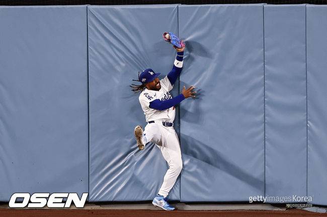 '이럴 수가' 다저스와 사사키 구했던 6차전 그 중견수, WS 우승 후 방출→이정후 동료 됐다