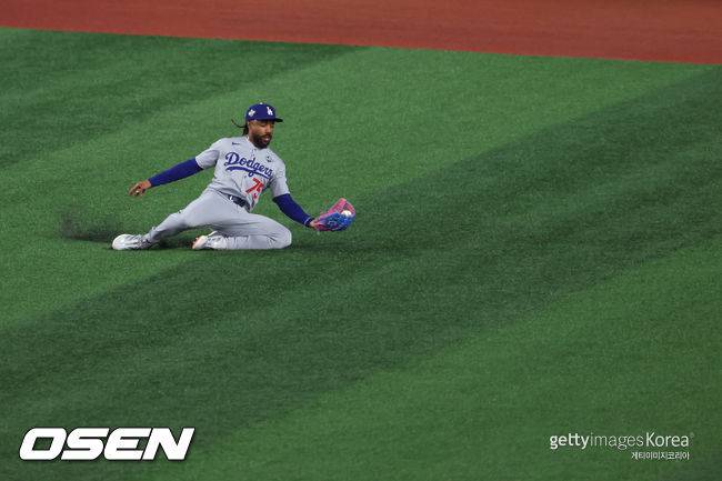 '이럴 수가' 다저스와 사사키 구했던 6차전 그 중견수, WS 우승 후 방출→이정후 동료 됐다