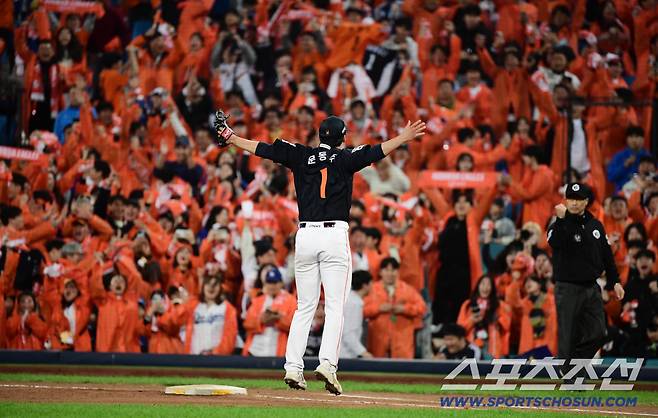 19년만의 한국시리즈 보낸 감독에게 책임론? '조류동맹' 형제팀 역사를 보라...로이스터 버린 롯데 어떻게 됐나 [SC시선]