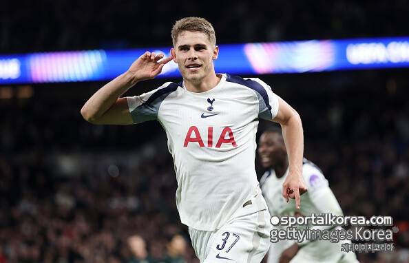 손흥민, 10년 헌신 '와르르'...토트넘, '무례 논란' 일으킨 판더펜에게 SON 뛰어넘는 '파격 대우 약속'