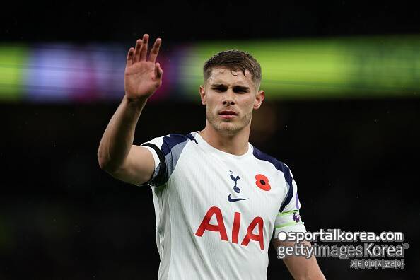 손흥민, 10년 헌신 '와르르'...토트넘, '무례 논란' 일으킨 판더펜에게 SON 뛰어넘는 '파격 대우 약속'