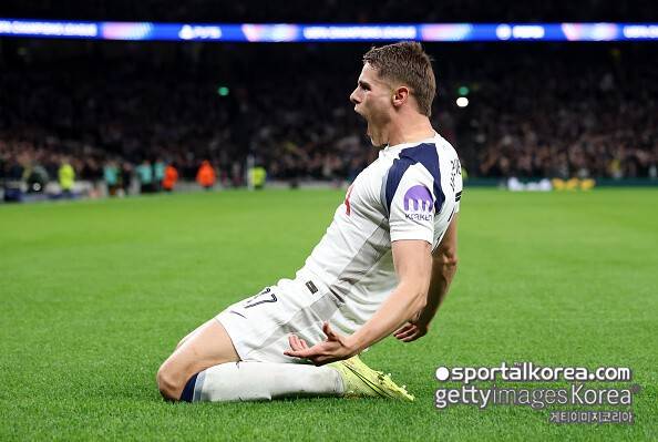 손흥민, 10년 헌신 '와르르'...토트넘, '무례 논란' 일으킨 판더펜에게 SON 뛰어넘는 '파격 대우 약속'