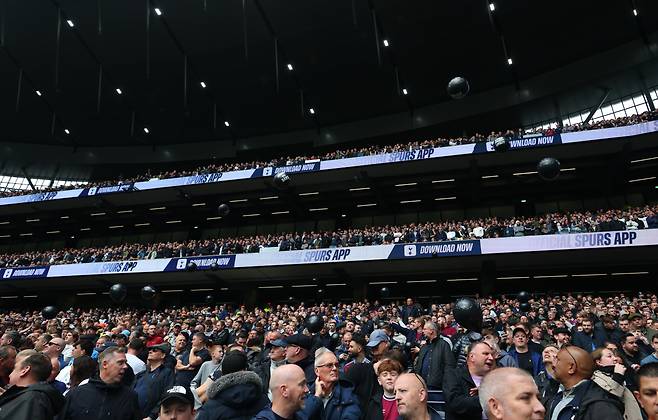 토트넘 ‘충격 결단’, 손흥민 빠지니 경기장 텅텅→결국 티켓 가격 인하…레비 시대에는 꿈도 못 꿀 일 벌어졌다