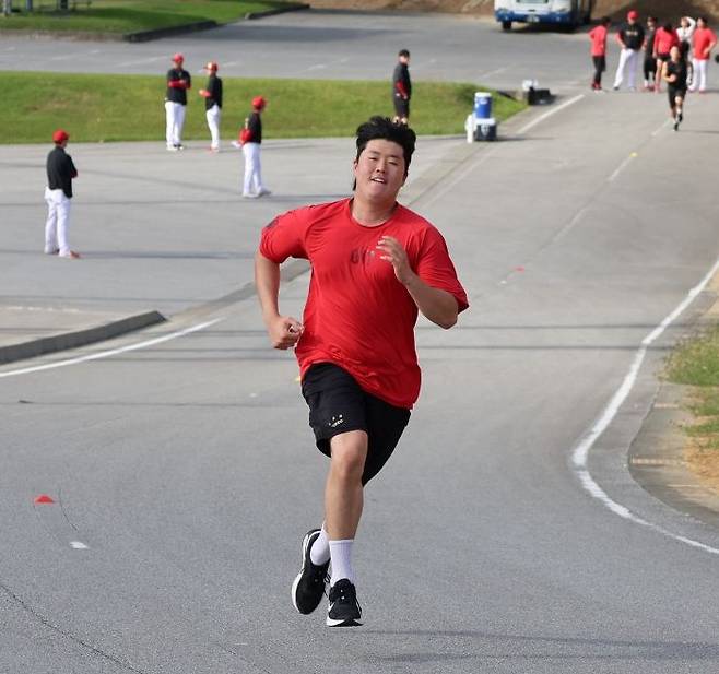 이범호가 잔뜩 기대했는데… KIA 좌완 152㎞ 유망주, 황당하게 공 하나 못 던지고 긴급 귀국 왜? '깊은 한숨'