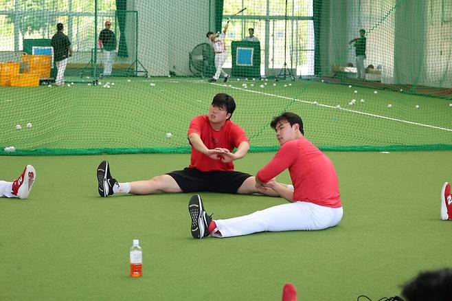 이범호가 잔뜩 기대했는데… KIA 좌완 152㎞ 유망주, 황당하게 공 하나 못 던지고 긴급 귀국 왜? '깊은 한숨'