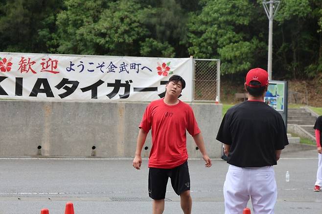 이범호가 잔뜩 기대했는데… KIA 좌완 152㎞ 유망주, 황당하게 공 하나 못 던지고 긴급 귀국 왜? '깊은 한숨'