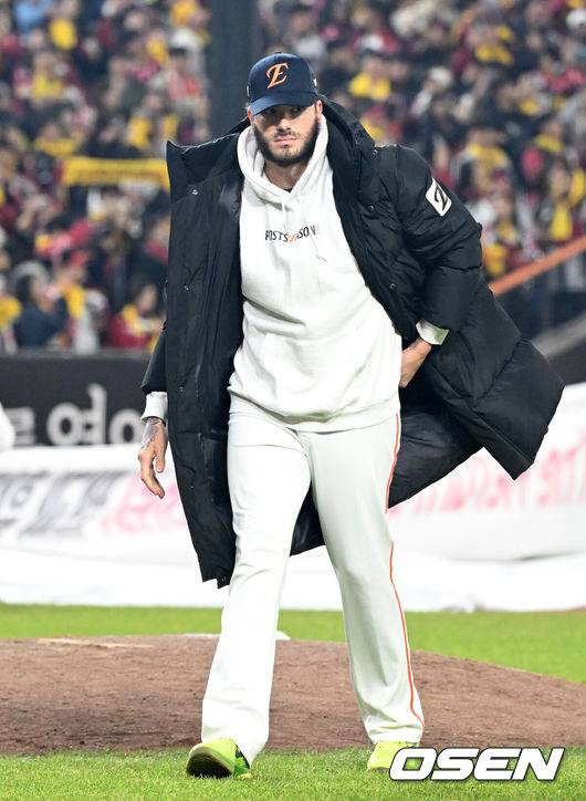 이제는 놓아줄 때다. 한화가 품기엔 너무 커진 ‘슈퍼 에이스’ 폰세, 페디보다 고평가·3년 계약 전망까지