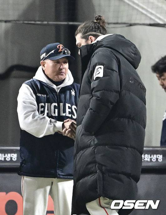 이제는 놓아줄 때다. 한화가 품기엔 너무 커진 ‘슈퍼 에이스’ 폰세, 페디보다 고평가·3년 계약 전망까지