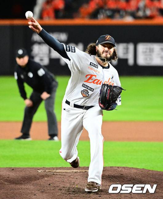 이제는 놓아줄 때다. 한화가 품기엔 너무 커진 ‘슈퍼 에이스’ 폰세, 페디보다 고평가·3년 계약 전망까지