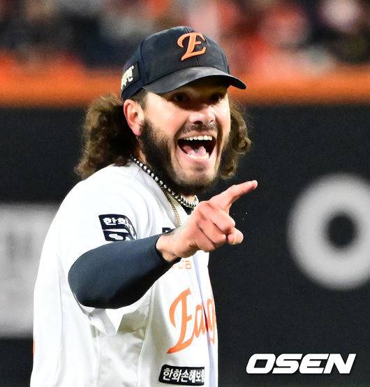 이제는 놓아줄 때다. 한화가 품기엔 너무 커진 ‘슈퍼 에이스’ 폰세, 페디보다 고평가·3년 계약 전망까지