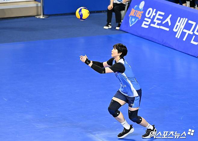 무려 '14억' 자진 포기라니…IBK 이소영, 右 어깨 근육 손상→수술 시즌 아웃→계약 해지 요청